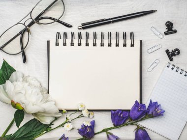 Parlak çiçekler ve tebrik mesajın için bir yer. Yakından bak, yukarıdan bak. İnsan yok. Tatil hazırlığı kavramı. Akrabalar, arkadaşlar ve meslektaşlar için tebrikler.