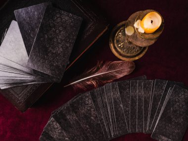 Tarot kartları ve esrarengiz kavramlar. Sihirli ayinler. Detaylı mistik masa. Yukarıdan bak. Yakın plan.