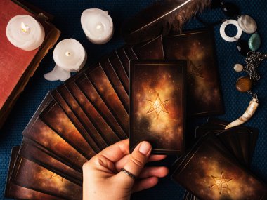 Tarot kartları ve esrarengiz kavramlar. Sihirli ayinler. Detaylı mistik masa. Yukarıdan bak. Yakın plan.