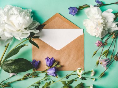 Parlak çiçekler ve tebrik mesajın için bir yer. Yakından bak, yukarıdan bak. İnsan yok. Tatil hazırlığı kavramı. Akrabalar, arkadaşlar ve meslektaşlar için tebrikler.