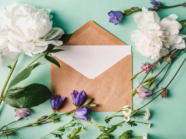 Parlak çiçekler ve tebrik mesajın için bir yer. Yakından bak, yukarıdan bak. İnsan yok. Tatil hazırlığı kavramı. Akrabalar, arkadaşlar ve meslektaşlar için tebrikler.