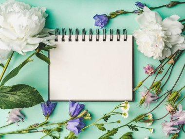 Parlak çiçekler ve tebrik mesajın için bir yer. Yakından bak, yukarıdan bak. İnsan yok. Tatil hazırlığı kavramı. Akrabalar, arkadaşlar ve meslektaşlar için tebrikler.