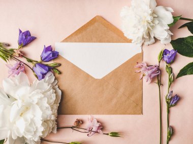 Parlak çiçekler ve tebrik mesajın için bir yer. Yakından bak, yukarıdan bak. İnsan yok. Tatil hazırlığı kavramı. Akrabalar, arkadaşlar ve meslektaşlar için tebrikler.