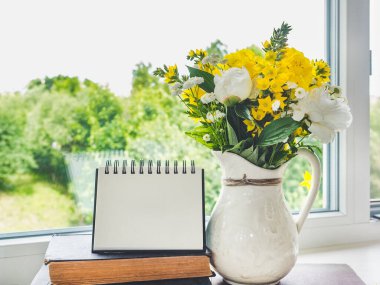 Parlak çiçekler ve tebrik mesajın için bir yer. Yakından bak, yukarıdan bak. İnsan yok. Tatil hazırlığı kavramı. Akrabalar, arkadaşlar ve meslektaşlar için tebrikler.