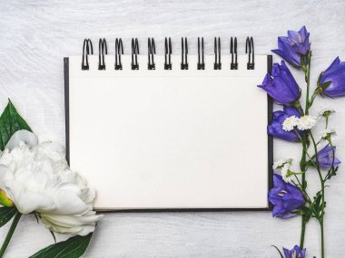 Parlak çiçekler ve tebrik mesajın için bir yer. Yakından bak, yukarıdan bak. İnsan yok. Tatil hazırlığı kavramı. Akrabalar, arkadaşlar ve meslektaşlar için tebrikler.