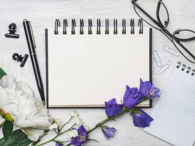 Parlak çiçekler ve tebrik mesajın için bir yer. Yakından bak, yukarıdan bak. İnsan yok. Tatil hazırlığı kavramı. Akrabalar, arkadaşlar ve meslektaşlar için tebrikler.