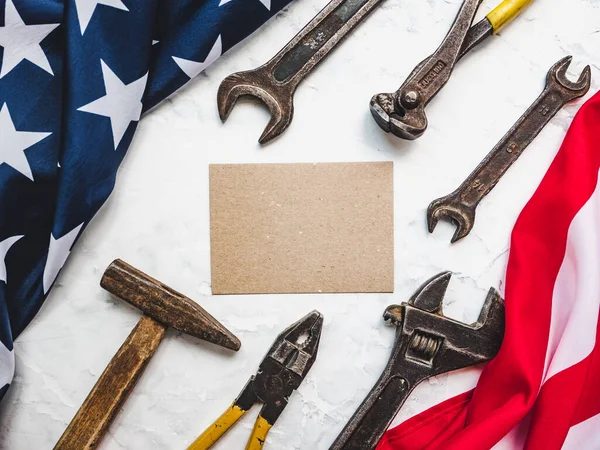Labor Dagen Handverktyg Och Amerikas Förenta Staters Flagga Ligger Bordet — Stockfoto