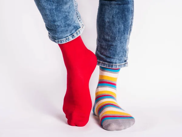 Ανδρικά Πόδια Και Φωτεινές Κάλτσες Χωρίς Παπούτσια Κοντινό Πλάνο Στυλ — Φωτογραφία Αρχείου
