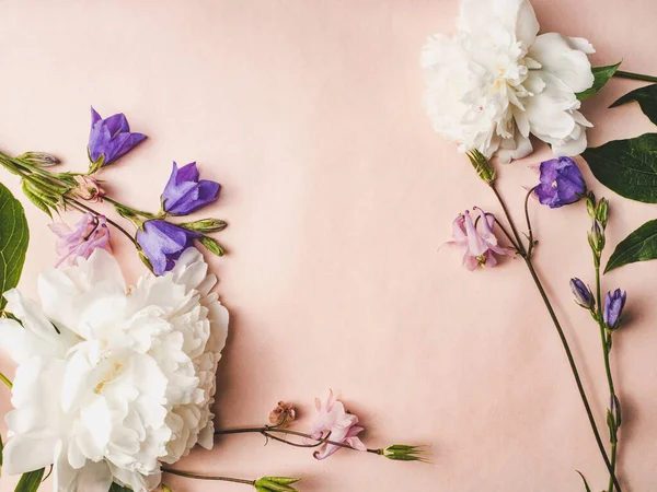 Ljusa Blommor Och Plats För Gratulationer Närbild Uppifrån Inga Människor — Stockfoto