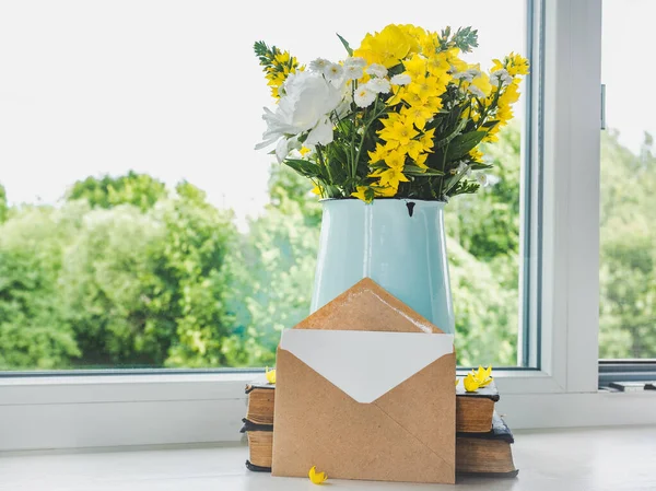 Flores Brilhantes Lugar Para Sua Mensagem Parabéns Closeup Vista Cima — Fotografia de Stock