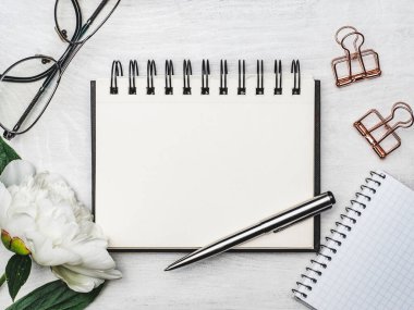 Parlak çiçekler ve tebrik mesajın için bir yer. Yakından bak, yukarıdan bak. İnsan yok. Tatil hazırlığı kavramı. Akrabalar, arkadaşlar ve meslektaşlar için tebrikler.