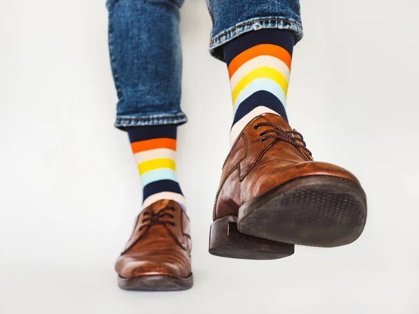 Ανδρικά Πόδια Μοντέρνα Παπούτσια Και Φωτεινές Κάλτσες Κοντινό Πλάνο Στυλ — Φωτογραφία Αρχείου