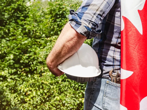 Schöner Mann Mit Kanadischer Flagge Vor Dem Hintergrund Von Bäumen — Stockfoto