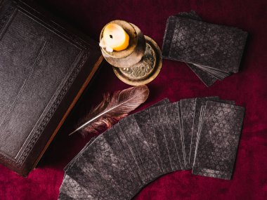 Tarot kartları ve esrarengiz kavramlar. Sihirli ayinler. Detaylı mistik masa. Yukarıdan bak. Yakın plan.