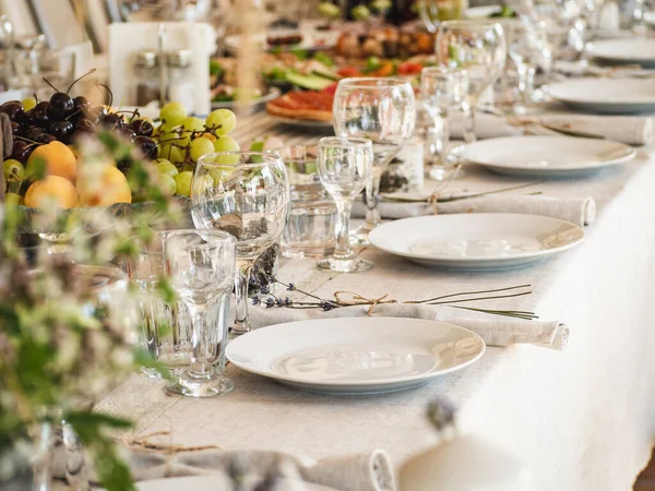 Şenlik masasına servis edildi. Tatil için hazırlık. Gün ışığı, yakın plan.