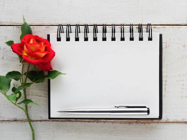 Parlak çiçekler ve tebrik mesajın için bir yer. Yakından bak, yukarıdan bak. İnsan yok. Tatil hazırlığı kavramı. Akrabalar, arkadaşlar ve meslektaşlar için tebrikler.