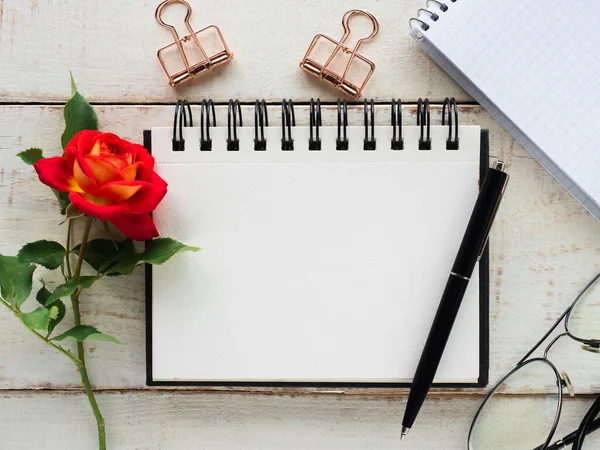 Parlak çiçekler ve tebrik mesajın için bir yer. Yakından bak, yukarıdan bak. İnsan yok. Tatil hazırlığı kavramı. Akrabalar, arkadaşlar ve meslektaşlar için tebrikler.