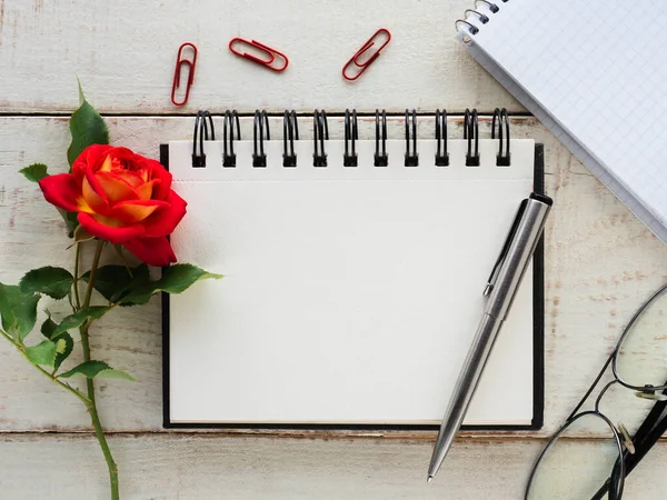 Parlak çiçekler ve tebrik mesajın için bir yer. Yakından bak, yukarıdan bak. İnsan yok. Tatil hazırlığı kavramı. Akrabalar, arkadaşlar ve meslektaşlar için tebrikler.