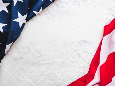 Amerikan Bayrağı boş bir masada yatıyor. Yazıtın için yer aç. Güzel kart. Yakından bak, yukarıdan bak. Ulusal tatil konsepti. Ailen, akrabaların, arkadaşların ve meslektaşların için tebrikler.
