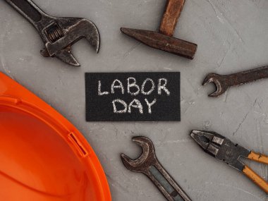 İLK GÜNÜ. El aletleri masanın üzerinde. Yukarıdan bak, yakın plan. Kutlamaya hazırlanıyorum. Sevdiklerinizi, ailenizi, akrabalarınızı, arkadaşlarınızı ve iş arkadaşlarınızı tebrik ederim. Ulusal tatil konsepti