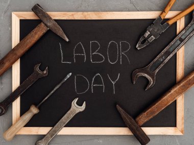 İLK GÜNÜ. El aletleri masanın üzerinde. Yukarıdan bak, yakın plan. Kutlamaya hazırlanıyorum. Sevdiklerinizi, ailenizi, akrabalarınızı, arkadaşlarınızı ve iş arkadaşlarınızı tebrik ederim. Ulusal tatil konsepti