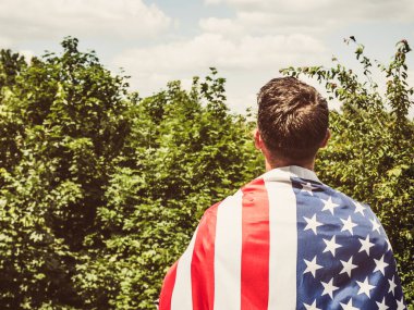 İLK GÜNÜ. El aletleri masanın üzerinde. Yukarıdan bak, yakın plan. Kutlamaya hazırlanıyorum. Sevdiklerinizi, ailenizi, akrabalarınızı, arkadaşlarınızı ve iş arkadaşlarınızı tebrik ederim. Ulusal tatil konsepti