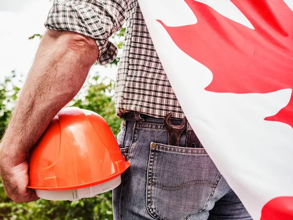 Schöner Mann Mit Kanadischer Flagge Vor Dem Hintergrund Von Bäumen — Stockfoto