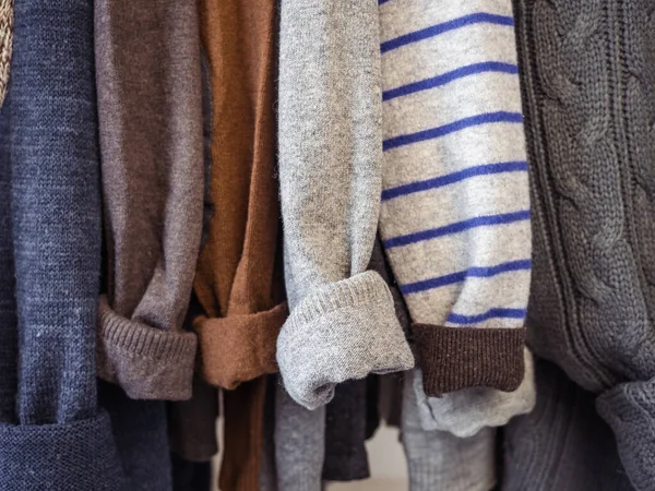 Roupas Outono Inverno Penduradas Cabides Vestiário Sem Pessoas Perto Conceito — Fotografia de Stock