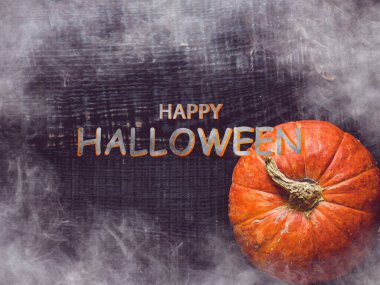 Mutlu Cadılar Bayramı. Balkabakları masanın üzerinde yatıyor. Yakın çekim, yukarıdan görüş, insan yok. Sevdikleriniz, akrabalarınız, dostlarınız ve iş arkadaşlarınız için tebrikler. Tatil kavramı