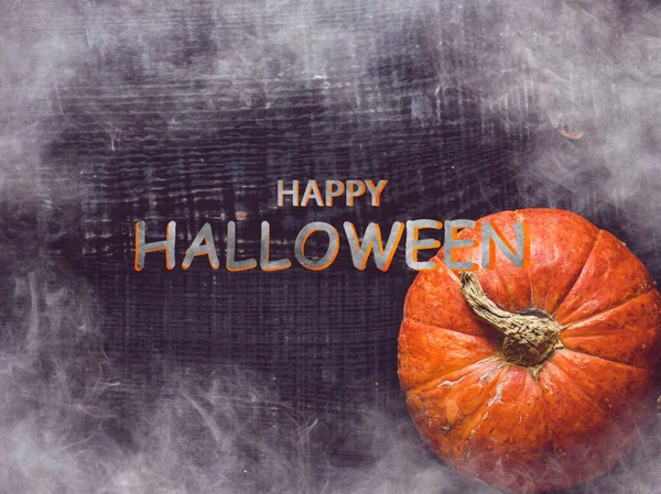 Mutlu Cadılar Bayramı. Balkabakları masanın üzerinde yatıyor. Yakın çekim, yukarıdan görüş, insan yok. Sevdikleriniz, akrabalarınız, dostlarınız ve iş arkadaşlarınız için tebrikler. Tatil kavramı