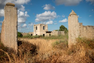 Eski terk edilmiş bir binanın kalıntıları, savaş sırasında hasar görmüş doğal afetler ve yıkım, yıkılmış duvarlar ve tavanlar. Yıkım, deprem, patlama, terörist saldırı veya doğal afet konsepti. İsrail Orta Doğu