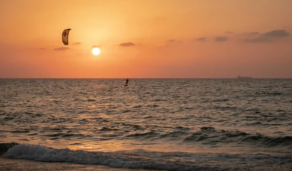 Kitesurfare Som Gör Tricks Vid Solnedgången Manlig Kiter Rider Mot — Stockfoto