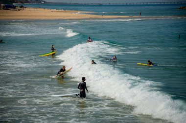 Her yaştan sörfçüler Akdeniz 'de eğitim görürler. İsrail, Ashkelon, 11 Ekim 2020 Eğitim devam ediyor. Spor, sağlık, eğlence konsepti.