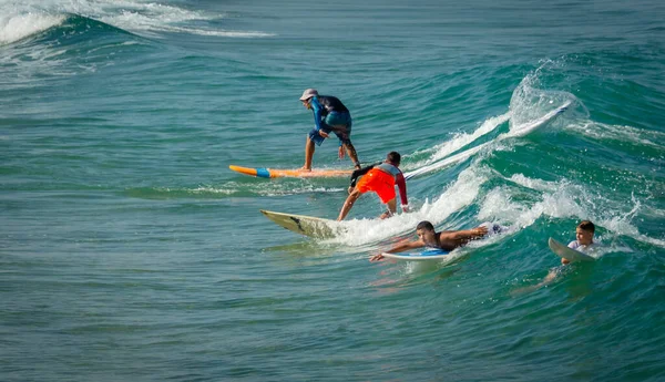 Surferzy Każdym Wieku Trenują Morzu Śródziemnym Izrael Ashkelon Października 2020 — Zdjęcie stockowe