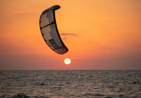 Kitesurfer Doing Tricks Sunset Male Kiter Rides Beautiful Background Colorful — Stock Photo, Image