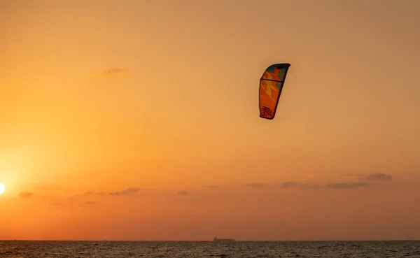 Kitesurfer Doing Tricks Sunset Male Kiter Rides Beautiful Background Colorful — Stock Photo, Image