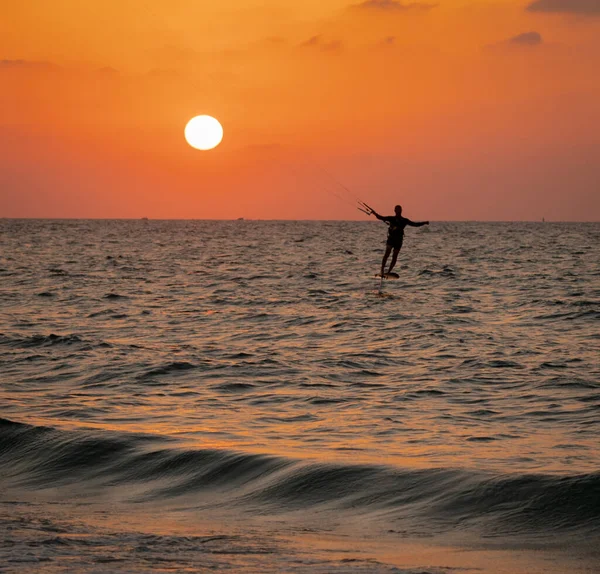 Erkek bir mutant renkli bir Akdeniz günbatımının güzel bir arka planına biniyor. İsrail Ashkelon 18 Ekim 2020