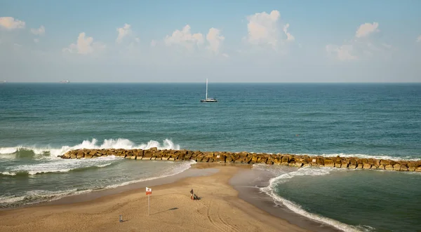Güneşli bir günde gözlem güvertesinden şehir plajına ve Akdeniz 'e bakın. İsrail Ashkelon Kasım 2020