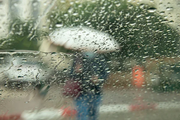 İsrail 'deki ilk yağmurlar. Pencereden ilk yağmura ve ıslak sokaklara bak.