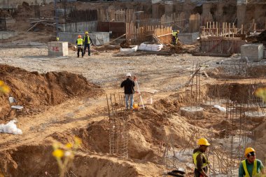 Ashkelon 'da yeni bir yerleşim bölgesi için inşaat alanı, İsrail' in güneyinde büyük bir tatil köyü. İsrail, Ashkelon, Aralık 2020