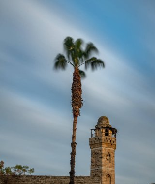 Eski terk edilmiş kule manzarası ve kentsel alandaki eski binalar. İsrail Ashkelon Ocak 2021