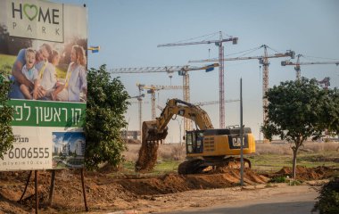 Ashkelon 'da yeni bir yerleşim bölgesi için inşaat alanı, İsrail' in güneyinde büyük bir tatil köyü. İsrail, Ashkelon, Aralık 2020