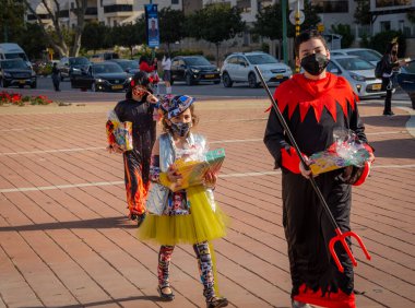 Purim tatili İsrail 'de. Çocuklar Purim 'i okullarda kutluyor. İsrail Ashkelon 24 Şubat 2021