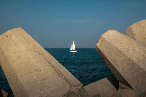 Medelhavskusten Visa Genom Betongplattor Till Ett Ensamt Vitt Segel Israel — Stockfoto