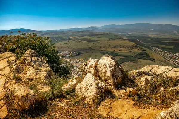 Kuzey İsrail 'deki Arbel Park' ın doğası ve ilginç yürüyüş yolları Nisan 2021