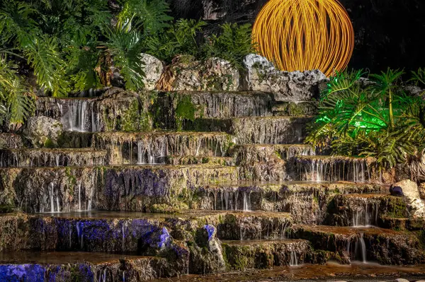 Een Kleine Waterval Een Bosgordel Tekening Met Het Licht Van — Stockfoto