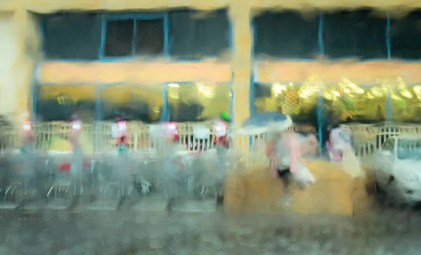 Zamazany Obraz Ruchu Przez Przednią Szybę Samochodu Podczas Ulewnego Deszczu — Zdjęcie stockowe