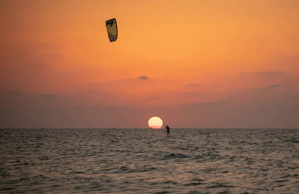Şehir plajında gün batımı. Akdeniz kıyısı. İsrail Ashkelon Haziran 2021.