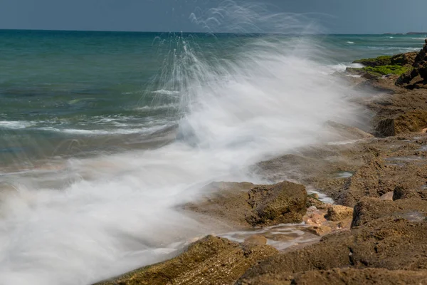 Vista Las Olas Que Estrellan Contra Las Rocas Día Soleado —  Fotos de Stock