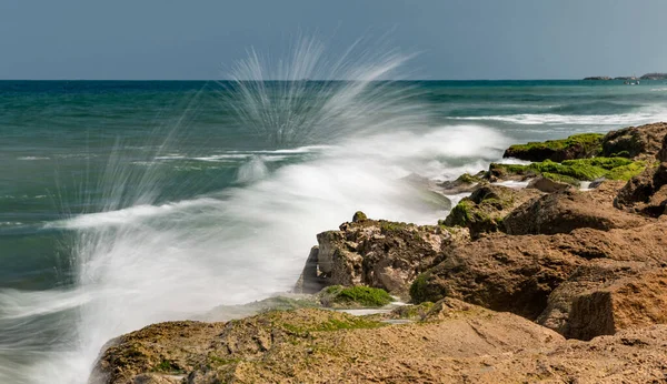 Vista Las Olas Que Estrellan Contra Las Rocas Día Soleado —  Fotos de Stock